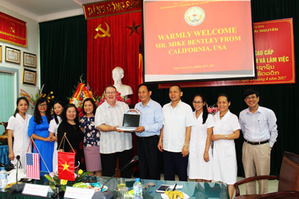 Trường CĐ Kinh tế-Tài chính Thái Nguyên đón nhận quà tài trợ từ ông Mike Bentley đến từ tổ chức y tế phi chính phủ bang California (Hoa Kỳ).